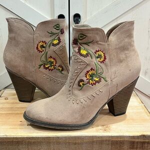 MIA Embroidered Ankle Boots Western
Festival Boho Floral Size 8.5